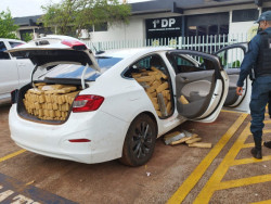 Veículo apreendido com grande quantidade de drogas em Dourados (Foto: Adilson Domingos)