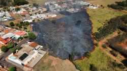 Incêndio ameaça residencial em Nova Andradina