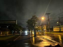 Chuva desta noite em Dourados (Foto: Dourados Informa)