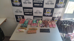 Homem é preso após furtar doces, chicletes e chinelos em mercados