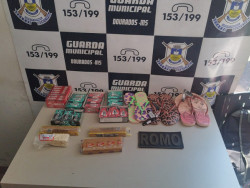 Homem é preso após furtar doces, chicletes e chinelos em mercados