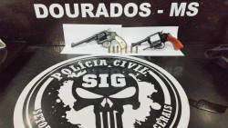 Três homens são presos negociando dois revólveres e munições