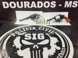 Três homens são presos negociando dois revólveres e munições