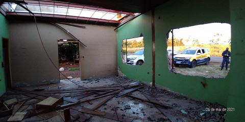 Casa de chácara teve portas, janelas e outros objetos retirados (Imagem: Divulgação)