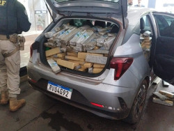 Homem de 26 anos é preso com HB20 lotado de maconha na BR-463