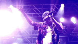 Emicida transcende a melodia e deixa seu recado no palco