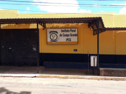 Mulheres saem no tapa na fila para visitar o mesmo preso