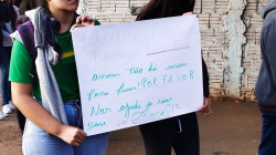 Alunos da Escola Vilmar protestam por local melhor para estudar