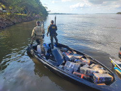 DOF e PF apreendem lancha com uma tonelada de maconha no Rio Paraná