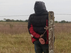 Arrastador de carros é capturado por peões e amarrado em cerca