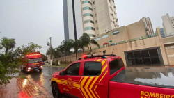 Trabalhadores são resgatados durante temporal na Capital