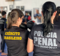 PF faz treinamento de autodefesa para mulheres da segurança pública