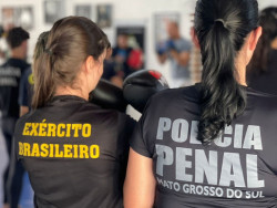 PF faz treinamento de autodefesa para mulheres da segurança pública