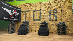 Homem é preso com pistolas, coletes e 1,1 tonelada de maconha em S10