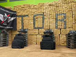 Homem é preso com pistolas, coletes e 1,1 tonelada de maconha em S10