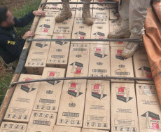 PRF apreende 600 mil maços de cigarro em carreta na BR-163